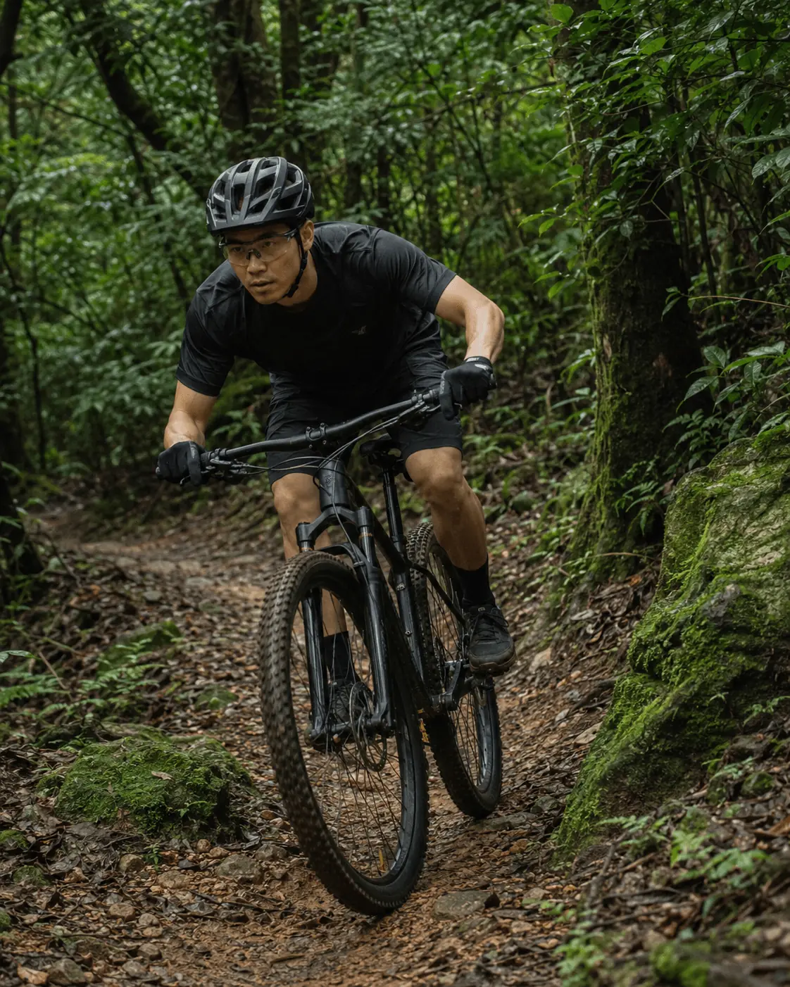 騎士操控登山車穿越森林林道